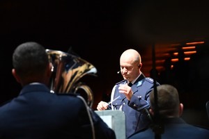 Na zdjęciu widać dyrygenta i orkiestrę