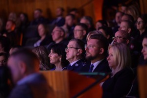 Zdjęcie przedstawia gości na sali