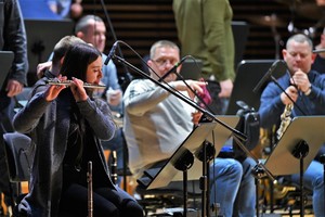 Na zdjęciu widać flecistkę orkiestry