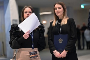 Zdjęcie przedstawia stojące dwie kobiety