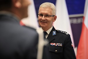 Zdjęcie przedstawia policjanta w mundurze galowym