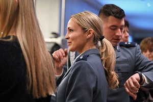 Na zdjęciu widać policjantkę i policjanta patrzącego na zegarek