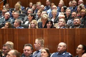 Na zdjęciu widać siedzących na sali gości