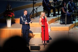 Na zdjęciu widać policjanta raz kobietę stojących na scenie