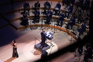 Zdjęcie. Scena, orkiestra, dyrygent, wokalistka.