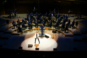 Zdjęcie. Orkiestra oraz wokalista