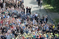 Wspólne zdjęcie uczestników z podnośnika strażackiego