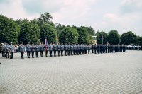 Uroczysta zbiórka na placu apelowym, kompania honorowa i słuchacze