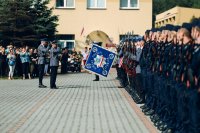 Uroczysta zbiórka na placu apelowym, kompania honorowa i słuchacze
