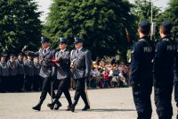 Uroczysta zbiórka na placu apelowym, przemarsz pocztu flagowego