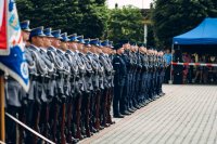 Uroczysta zbiórka na placu apelowym, kompania honorowa i słuchacze