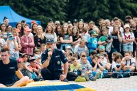 Policjant wyjaśnia przez mikrofon zgromadzonym na pokazie kolejne jego elementy