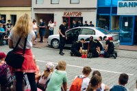 Słuchacze wykonują pokaz pierwszej pomocy