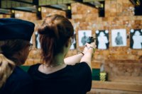 Konkurs strzelecki, młodzież strzela z wiatrówki