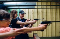 Konkurs strzelecki, młodzież strzela z wiatrówki