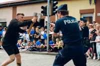 Pokaz interwencji w wykonaniu słuchaczy, policjant odpiera atak napastnika z siekierą