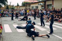 Pokaz interwencji w wykonaniu słuchaczy, czwórka słuchaczy obezwładnia napastnika na ziemi