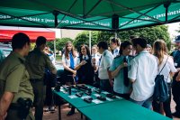 Młodzież przy stoisku Straży Granicznej