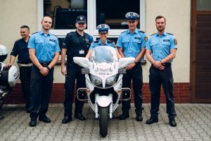 delegacja niemieckich policjantów obok policyjnego motocykla