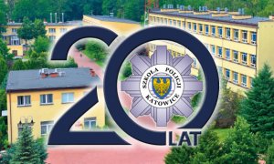 Budynek Szkoły Policji w Katowicach z logo 20-lecia szkoły