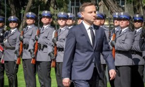 Prezydent Andrzej Duda, w tle kompania reprezentacyjna Policji