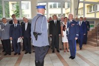 Dowódca uroczystości wita Komendanta Głównego Policji na auli, w tle goście uroczystości