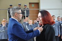 Wojewoda Śląski przypina medal odznaczonej