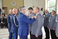 Wojewoda wraz z Komendantem Głównym Policji i komendantem szkoły odznacza policjantów