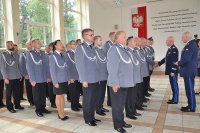 Komendant Główny Policji z komendantem szkoły odznacza policjantów