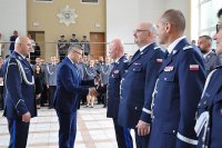 Wojewoda Śląski z komendantem szkoły wręcza pamiątkowe medale