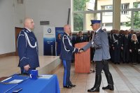 Komendant Główny Policji dziękuje dowódcy uroczystości za jej przeprowadzenie  (podaje rękę)