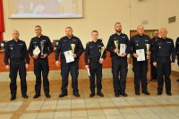 Zwycięzcy poszczególnych konkurencji pozują do zdjęcia z Komendantem Głównym Policji i Komendantem Szkoły Policji w Katowicach