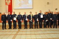 Zwycięzcy poszczególnych konkurencji pozują do zdjęcia z Komendantem Głównym Policji i Komendantem Szkoły Policji w Katowicach