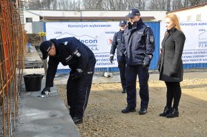 Pierwszy Zastępca KGP umieszcza puszkę w fundamencie