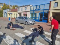 Policjanci podczas zajęć biorą udział w symulacji udzielania pierwszej pomocy na terenie  Wielofunkcyjnego Centrum Symulacji Szkoły Policji w Katowicach.