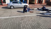 Policjanci podczas zajęć biorą udział w symulacji udzielania pierwszej pomocy na terenie  Wielofunkcyjnego Centrum Symulacji Szkoły Policji w Katowicach.
Zajęcia odbywały się na sali pierwszej pomocy i na terenie  Wielofunkcyjnego Centrum Symulacji