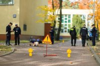 Policjanci wykonujący zadania związane z realizacją czynności na miejscu zdarzenia drogowego podczas kursu w Szkole Policji w Katowicach