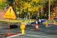 Policjanci wykonujący zadania związane z realizacją czynności na miejscu zdarzenia drogowego podczas kursu w Szkole Policji w Katowicach