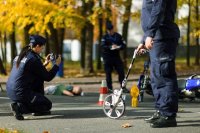 Policjanci wykonujący zadania związane z realizacją czynności na miejscu zdarzenia drogowego podczas kursu w Szkole Policji w Katowicach