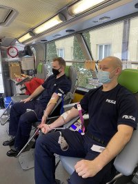 Oddający krew policjanci w ambulansie do pobierania krwi