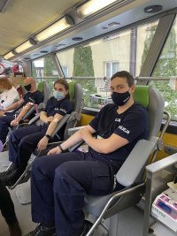 Oddający krew policjanci w ambulansie do pobierania krwi