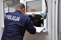 Słuchacze w sali symulacyjnej stanowiska kierowania jednostką Policji, znajdujące się w Szkole Policji w Katowicach.