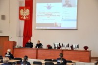 Słuchaczki oraz  wykładowca i Zastępca Komendanta Szkoły w sali konferencyjnej Szkoły Policji w Katowicach podczas wideokonferencji pt. „Agenda ONZ – udział kobiet na misjach zagranicznych”.