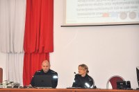 Z-ca Komendanta i wykładowca Szkoły Policji w Katowicach w sali konferencyjnej podczas wideokonferencji pt. „Agenda ONZ – udział kobiet na misjach zagranicznych”.