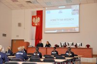 Zastępca Komendanta , wykładowca oraz słuchaczki Szkoły Policji w Katowicach w sali konferencyjnej podczas wideokonferencji pt. „Agenda ONZ – udział kobiet na misjach zagranicznych”.