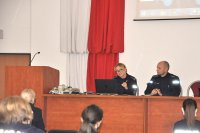 Zastępca Komendanta i wykładowca Szkoły Policji w Katowicach w sali konferencyjnej podczas  wideokonferencji pt. „Agenda ONZ – udział kobiet na misjach zagranicznych”.