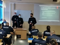 Słuchacze w sali wykładowej Szkoły Policji w Katowicach uczestniczący w kursie specjalistycznym z zakresu przeciwdziałania przemocy w rodzinie
