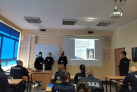 Słuchacze w sali wykładowej Szkoły Policji w Katowicach uczestniczący w kursie specjalistycznym z zakresu przeciwdziałania przemocy w rodzinie