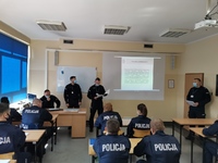 Słuchacze w sali wykładowej Szkoły Policji w Katowicach uczestniczący w kursie specjalistycznym z zakresu przeciwdziałania przemocy w rodzinie