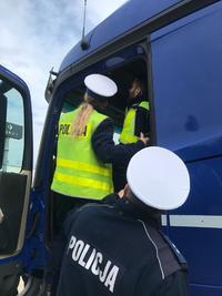 Policjanci kontrolują pojazd ciężarowy
